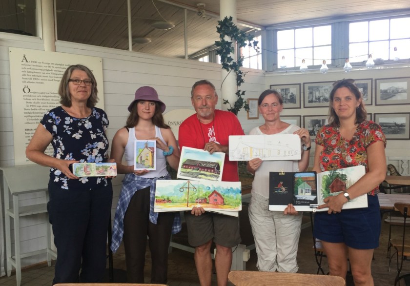 Glada skissare på Överjärva gård. 